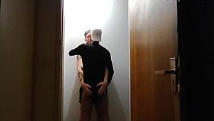 Câmeras Do Prédio Flagam Amigos Se Pegando No Corredor Depois Da Academia