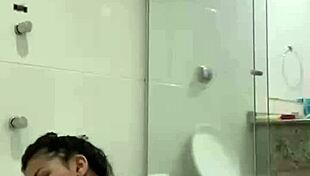 Bia Hot Morena Safada Se Masturbando Com Jato Da Banheira