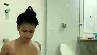 Bia Hot Morena Safada Se Masturbando Com Jato Da Banheira