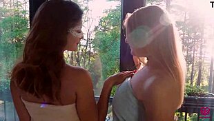 लड़कियां चूमती हुई