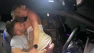sexo en el coche con paja y follada en parking 🚗💦