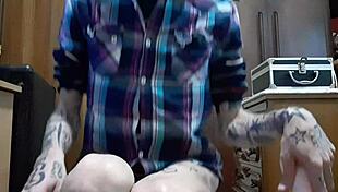 Gay español en tacones muestra su estilo único