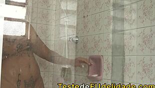 fudendo a gostosa sogra no banheiro com tesão.