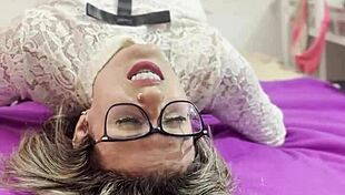 peguei ela fazendo alongamento em casa olha só que delícia