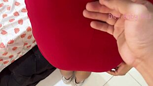 Ayudo a mi mejor amiga a elegir la ropa para su primera cita