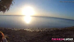 Making a perfect blowjob on the beach 😍