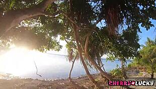 Making a perfect blowjob on the beach 😍