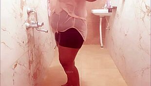 Sexy indian maid shows boobs 😍