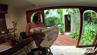 seguindo e flagrando a gostosa rabuda durante o banho - sophia wolf 😍