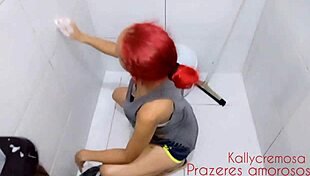 Gozando Na Cara Da Minha Cunhada Enquanto Lava O Banheiro De Casa