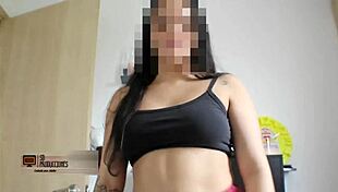 Estoy muy caliente as� que seduzco al t�cnico de licuadoras para que me folle se corre en mi cara historia completa.