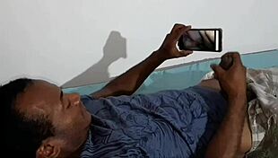 deitado na cama vendo os v�deos de ester tigresa tocando aquela bronha mas n�o imaginava que ela ia chegar ali no quarto e d� a buceta para ele