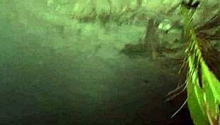 Married fanny exposes her ass without panties in public 😏