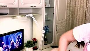 Sugarnadya waxes her legs for a client with a gorgeous and sexy ass