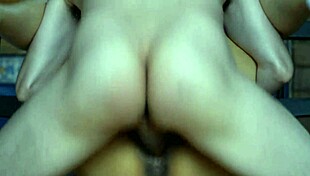 la madrastra de su amiga y él se abrazaron con ternura con el deseo compartido de no parar hasta que cada uno se sintiera agotado y completamente satisfecho