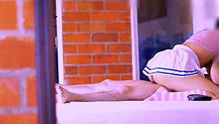 la hijastra con cuerpo apretado y belleza tentadora despierta deseo incontrolable cada vez que estamos juntos en el apartamento