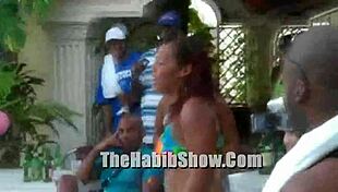 होटल न्यू गार्डन में डोमिनिकन औरतें बिकिनी कांटेस्ट