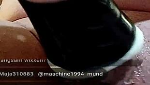 यंग लड़का वेबकैम पर टॉय के साथ लंड हिलाता है