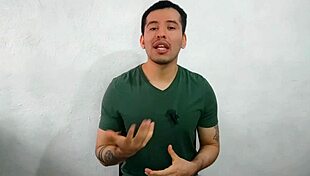 joven virgen le da sexo oral por primera vez al compañero dotado 21cm musculoso del trabajo en la oficina casi los atrapan relato sexual