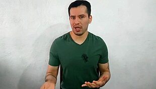 joven virgen le da sexo oral por primera vez al compañero dotado 21cm musculoso del trabajo en la oficina casi los atrapan relato sexual