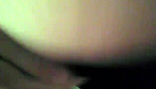 टीना स्टॉकिंग्स में पैर दिखाती फुट फेटिश वीडियो में