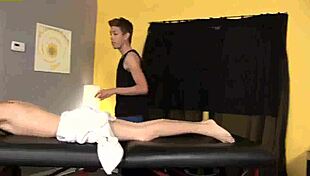 जवान गे ट्विंक्स ने सेंसुअल मसाज की और रिलैक्स माहौल में अंतरंग चुदाई