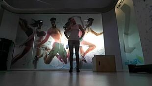 क्यूट ब्लोंड बेब जिम में गरम हो रही