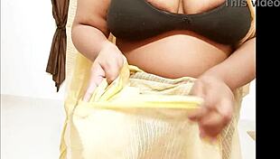 सेक्सी इंडियन आंटी ट्रेडिशनल साड़ी में स्टन्स! वह इतनी हॉट कैसे लगती है?