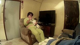 Pongo a cuatro patas a la gorda mientras juego con el móvil en su espalda y me la follo duro