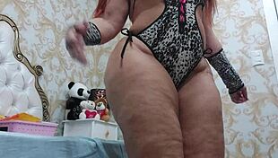 Dancing at the halloween party in tiger costume, shaking that huge ass! 😺🎃