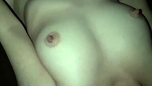 meus seios ficam durinhos com ele massageando meu corpo ate gozar