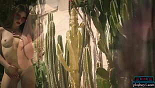 सेक्सी टीन जेन वाइल्ड प्लेबॉय स्ट्रिप बड़ी गांड बालों वाली चूत दिखा रही