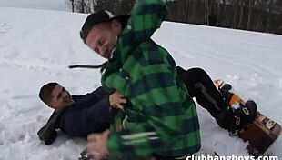 3 gay snowboarders fuck bareback after slope 😈