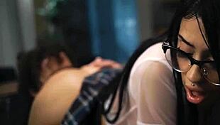 बदमाश स्कूल गर्ल