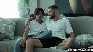 यंग ट्विंक एनल वर्जिनिटी खो देता है