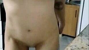 comendo a buceta da novinho enquanto enf0r ela e prendo os bra�os do jeito que uma putinha gosta