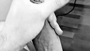 Novinho dotado enjoys cumming deliciously in this homemade solo session. 😉