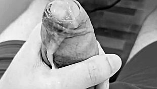 Novinho dotado enjoys cumming deliciously in this homemade solo session. 😉