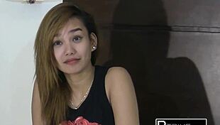 Hey, this cute asian girl loves her g-spot outdoors