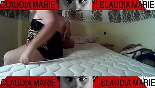 Metiéndole Las Bragas Dentro Del Coño Hasta El Fondo a La Gorda Que Goza Como Una Perra