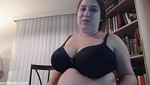 i'm snacking on tiramisu cake, it's so yummy, my belly's full