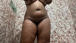 Garota sexy no banho rebola gostoso o seu bund�o