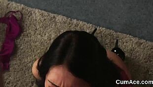 सेक्सी डॉल को ब्लोबैंग में चेहरे पर कम लोड और सारा झड़ू चाटती