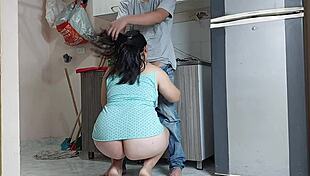 घरेलू जोड़े के वीडियो में गर्लफ्रेंड की स्वादिष्ट चूत चूसते हुए