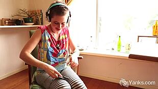 yanks beauty ezmerelda cums to music