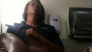 i'm watchin ebony babe masturbatin on bathroom counter, big ass and small tits close up