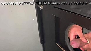 Meu corno vendo eu gozar gostoso em outra pica no swing a camisinha estourou e limpei o pau dele hot bar