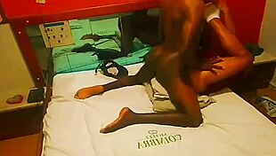 Meu amigo africano explorando minha casinha de porra 😈