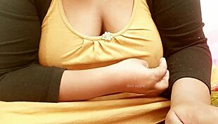 Sexy hyderabadi aunty with big boobs tempting in homemade scene 😍