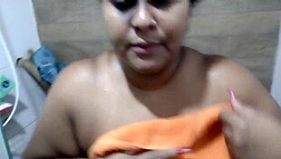 मेरी सौतेली माँ बदमाश, मोटी और हॉट, मेरे साथ चुदाई करती है जब सौतेला बाप नहीं जानता। वो पसंद करती है जब मैं अंदर जलीद करता हूँ।